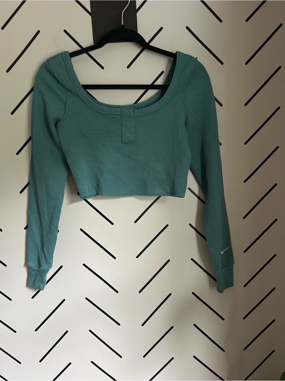Nike women’s long sleeve cropped top waffle knit embroidered